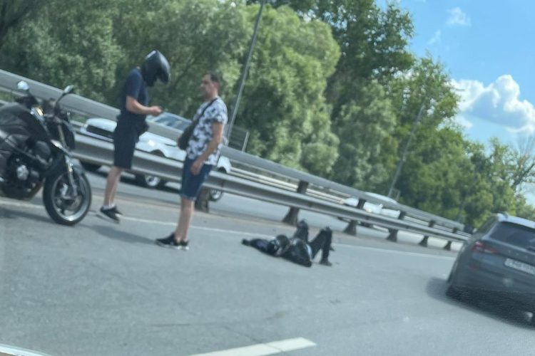 На Северной окружной водитель легковушки сбил мотоциклиста