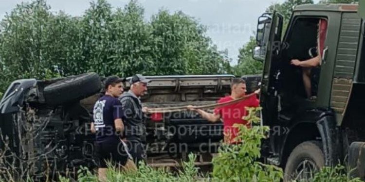 Под Рязанью автомобиль улетел в кювет, пострадали двое Под Рязанью автомобиль улетел в кювет, пострадали двое