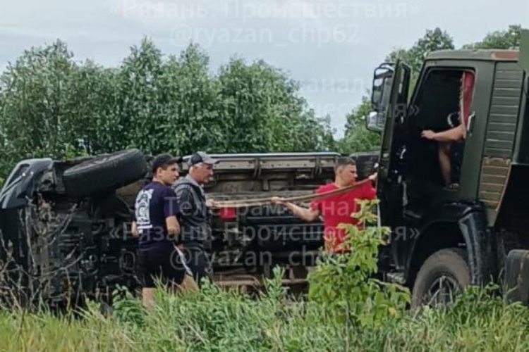 Под Рязанью автомобиль улетел в кювет, пострадали двое