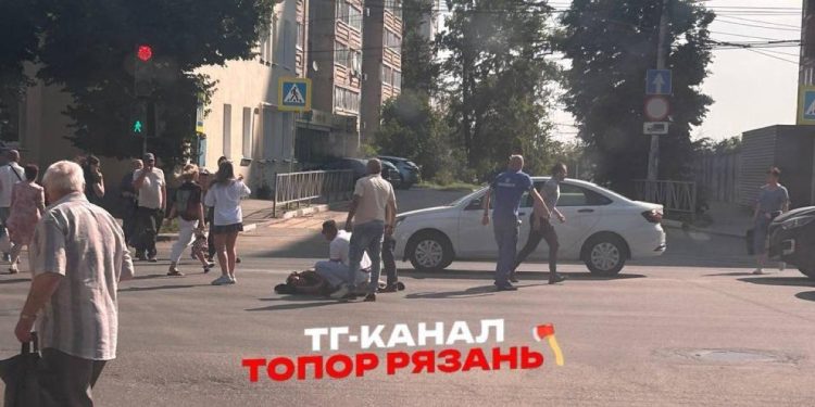Рязанцы засняли лежащего на проезжей части мужчину