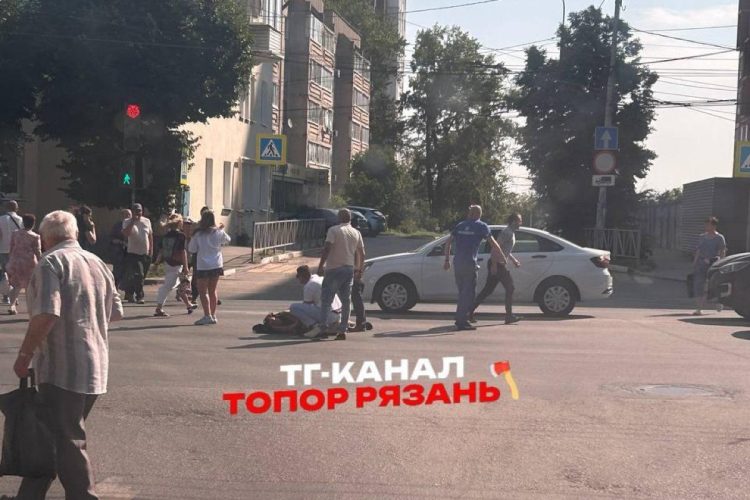 Рязанцы засняли лежащего на проезжей части мужчину