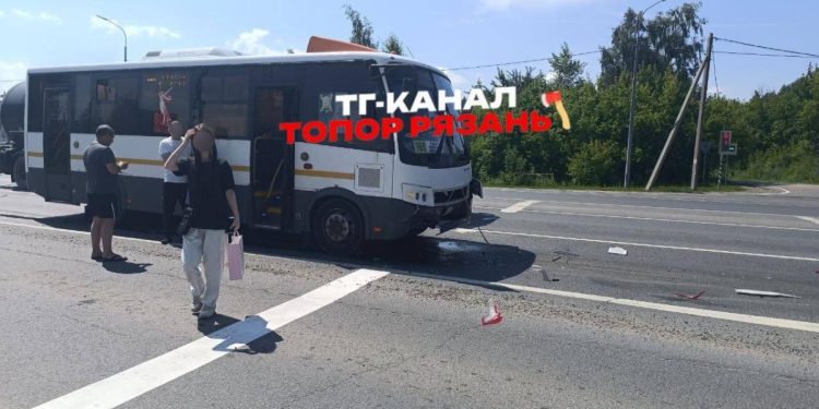 На Куйбышевском шоссе произошло ДТП с участием рейсового автобуса На Куйбышевском шоссе произошло ДТП с участием рейсового автобуса