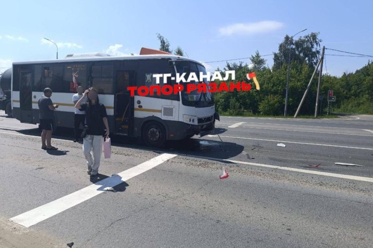 На Куйбышевском шоссе произошло ДТП с участием рейсового автобуса