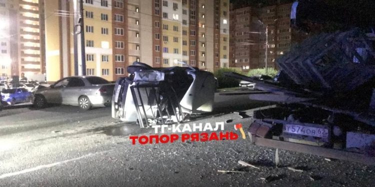 В рязанском Семчине столкнулись легковушка и эвакуатор