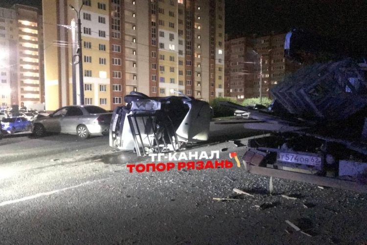 В рязанском Семчине столкнулись легковушка и эвакуатор