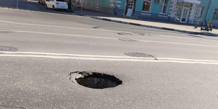 В центре Рязани засняли яму на проезжей части