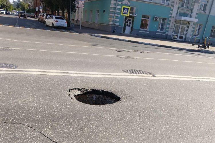 В центре Рязани засняли яму на проезжей части