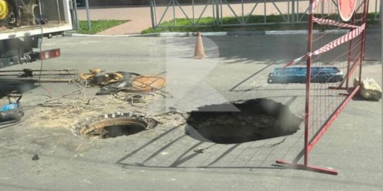 В центре Рязани провалился асфальт