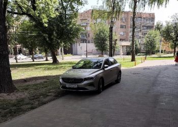 Рязанцев возмутил таксист, заехавший на тротуар Рязанцев возмутил таксист, заехавший на тротуар