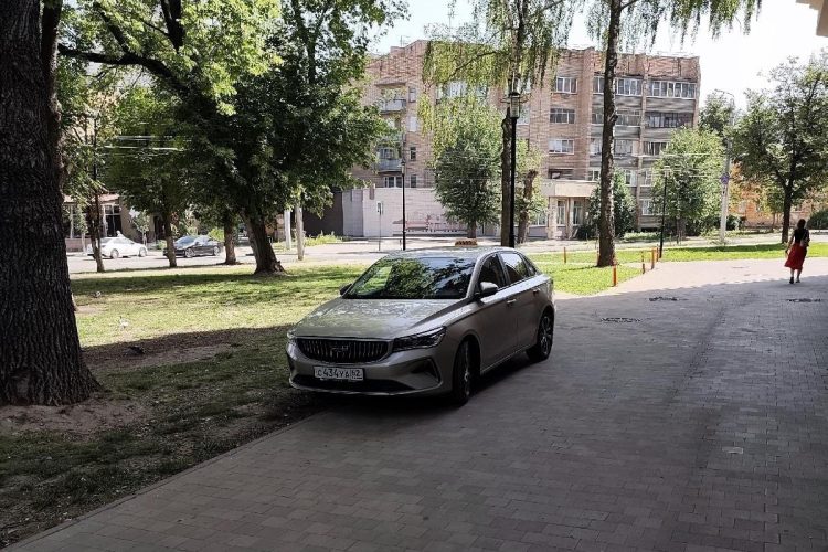 Рязанцев возмутил таксист, заехавший на тротуар