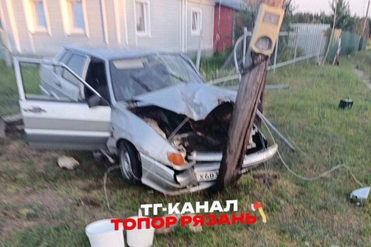 В Касимовском округе водитель "Lada" врезался в  столб, пострадал человек