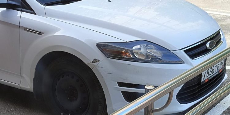 На улице Княжье поле неизвестный водитель устроил ДТП и скрылся с места происшествия