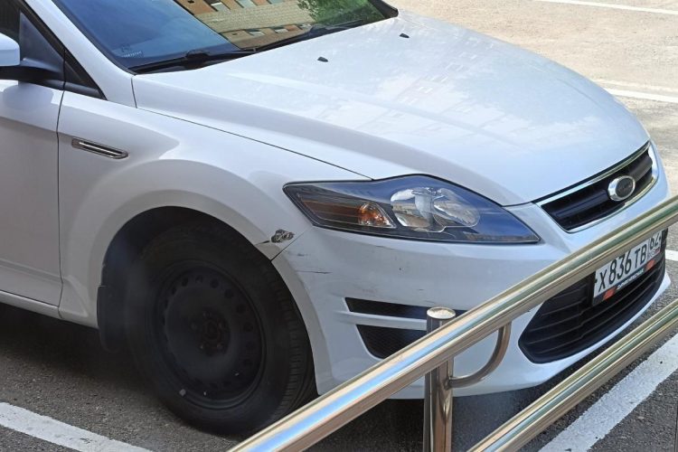 На улице Княжье поле неизвестный водитель устроил ДТП и скрылся с места происшествия