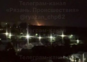 В районе Южного промузла в Рязани после удара молнии начался пожар