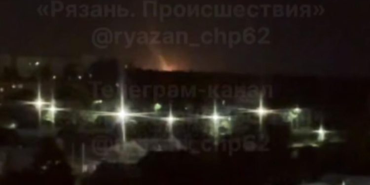 В районе Южного промузла в Рязани после удара молнии начался пожар