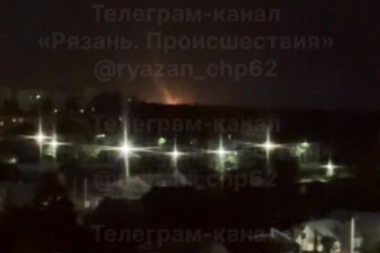 В районе Южного промузла в Рязани после удара молнии начался пожар