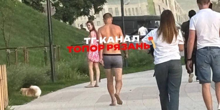 В центре Рязани засняли полуголого мужчину