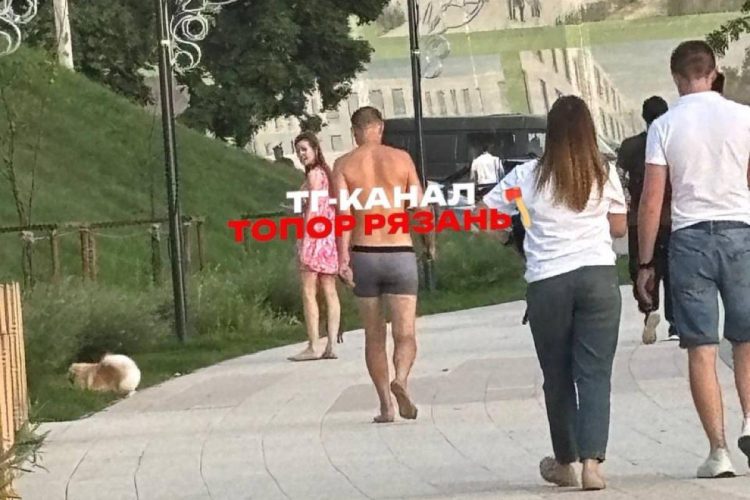 В центре Рязани засняли полуголого мужчину