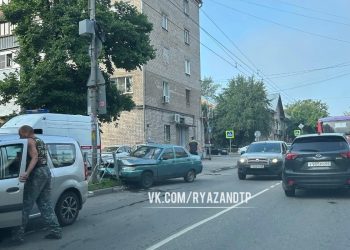 В рязанской Горроще водитель легковушки врезался в ограждение В рязанской Горроще водитель легковушки врезался в ограждение