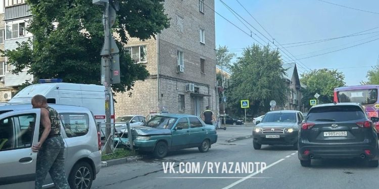 В рязанской Горроще водитель легковушки врезался в ограждение В рязанской Горроще водитель легковушки врезался в ограждение