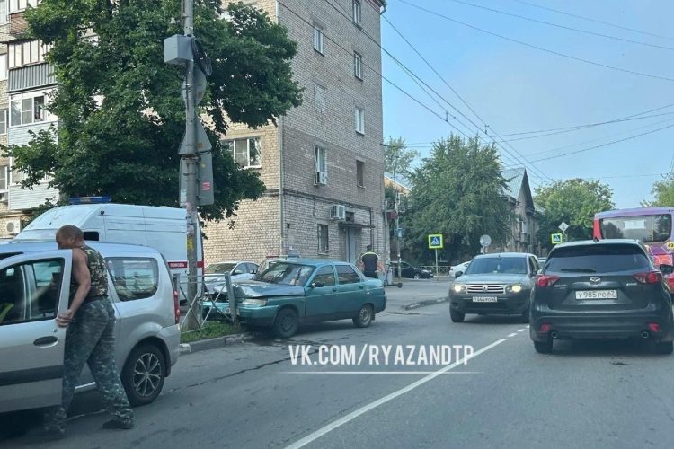 В рязанской Горроще водитель легковушки врезался в ограждение