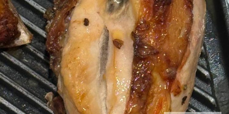 Рязанка приобрела в супермаркете готовую курицу с плесенью