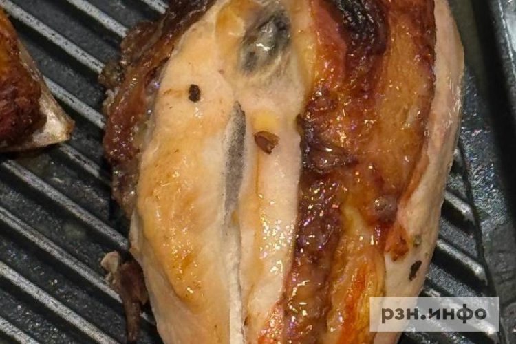 Рязанка приобрела в супермаркете готовую курицу с плесенью