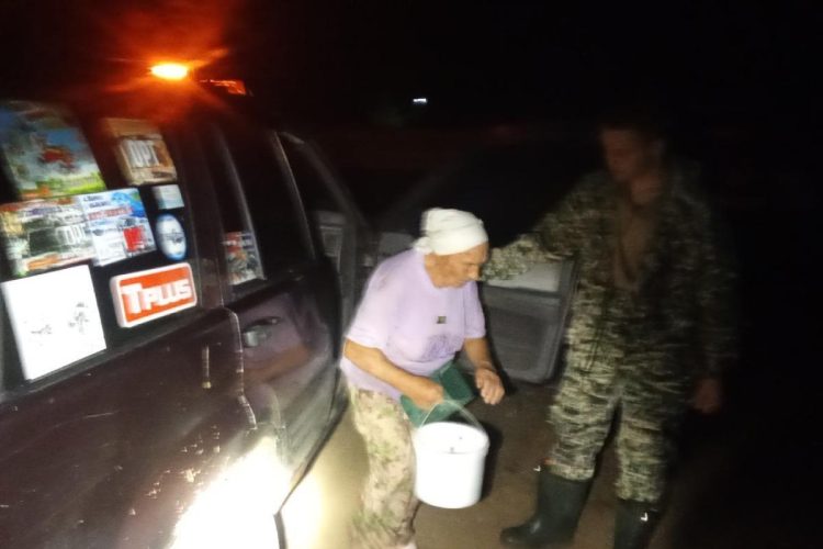 Рязанские добровольцы нашли потерявшуюся в лесу пенсионерку живой