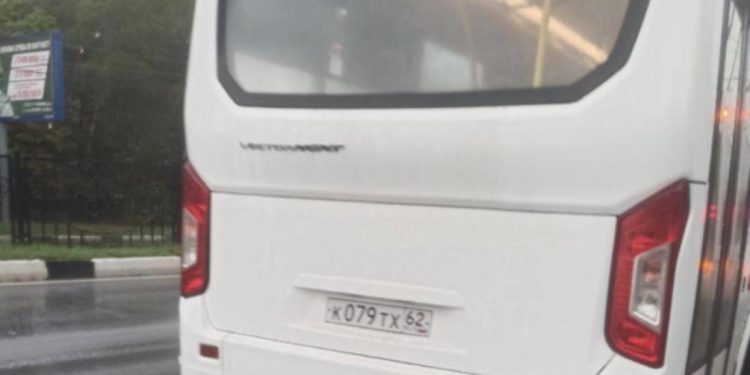 Водитель рязанской маршрутки №30 не позволил пассажирам закрыть люк в дождь