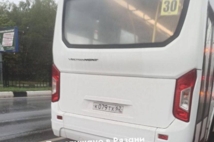 Водитель рязанской маршрутки №30 не позволил пассажирам закрыть люк в дождь