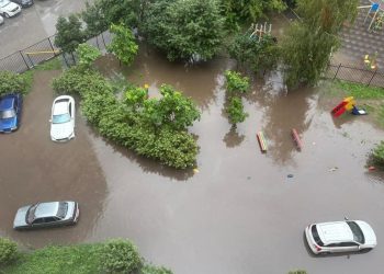 На Касимовском шоссе местные жители не могут выйти из своих домов на улицу после дождя