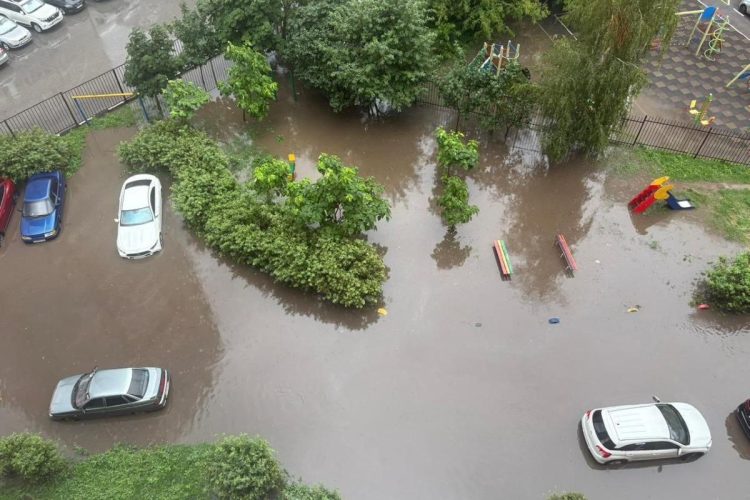 На Касимовском шоссе местные жители не могут выйти из своих домов на улицу после дождя