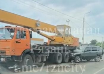 Под Рязанью водитель легковушки врезался в автомобиль дорожных служб
