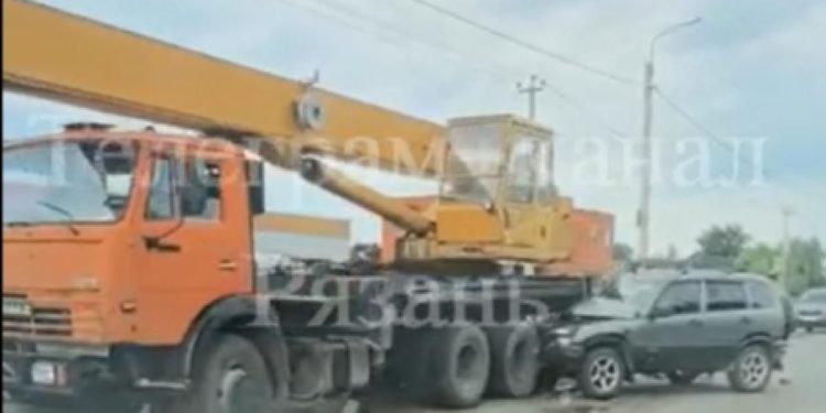 Под Рязанью водитель легковушки врезался в автомобиль дорожных служб Под Рязанью водитель легковушки врезался в автомобиль дорожных служб