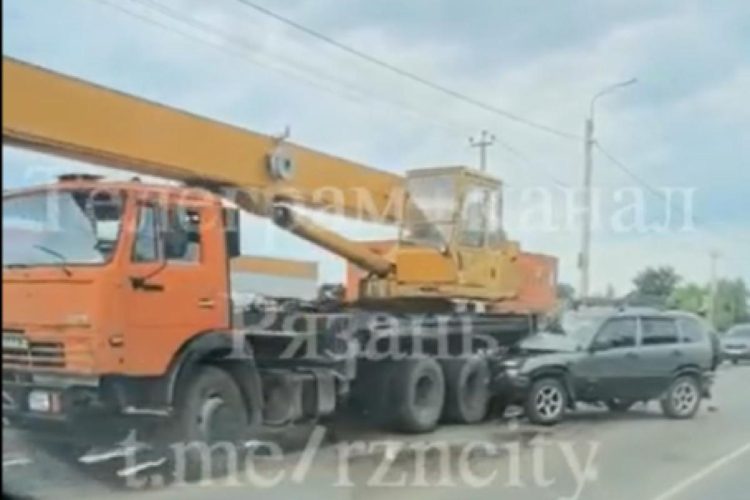 Под Рязанью водитель легковушки врезался в автомобиль дорожных служб