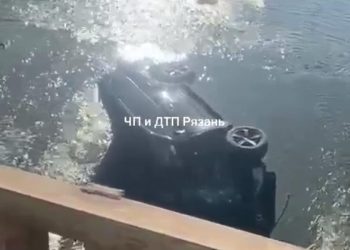В рязанской Ермиши водитель на Lexus улетел с моста в водоем
