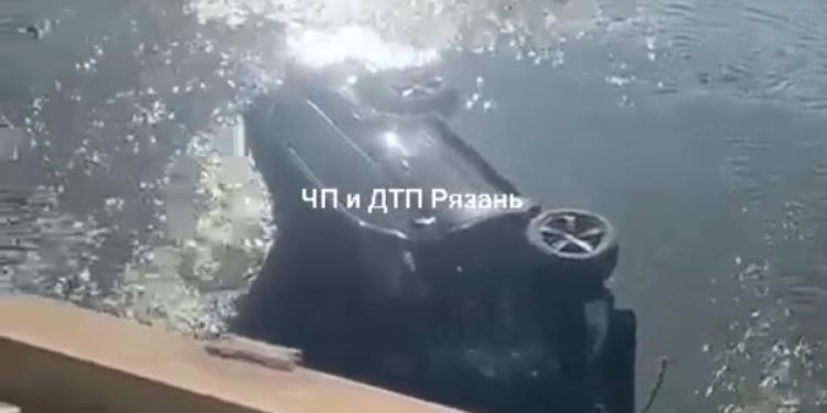 В рязанской Ермиши водитель на Lexus улетел с моста в водоем