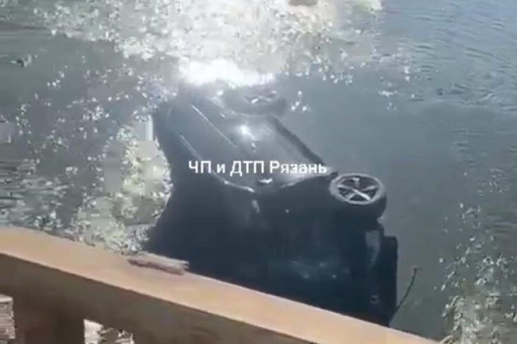 В рязанской Ермиши водитель на Lexus улетел с моста в водоем