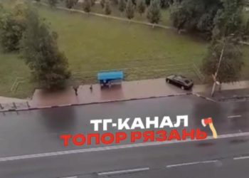 В Рязани водитель легковушки влетел в остановку с людьми