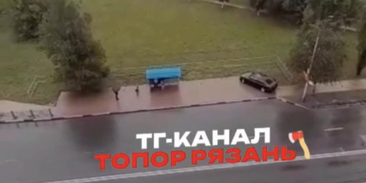 В Рязани водитель легковушки влетел в остановку с людьми В Рязани водитель легковушки влетел в остановку с людьми