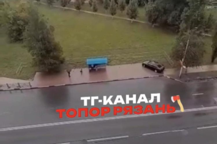 В Рязани водитель легковушки влетел в остановку с людьми