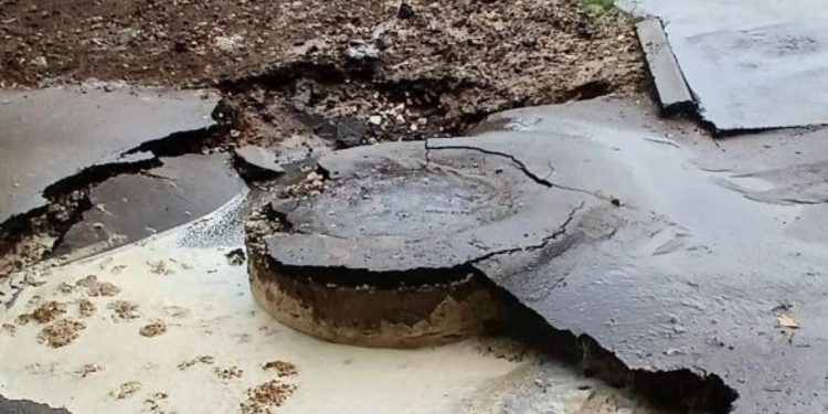 На улице Фирсова после дождя размыло асфальт