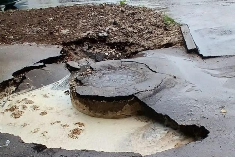 На улице Фирсова после дождя размыло асфальт