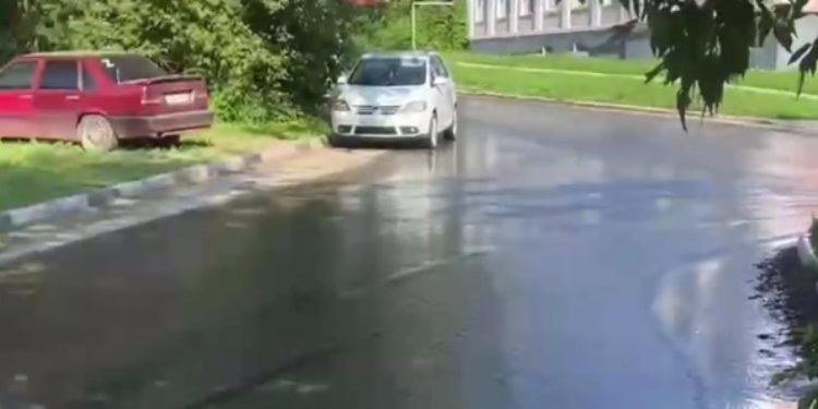 В Рязани улице Чернышевского прорвало канализацию В Рязани улице Чернышевского прорвало канализацию