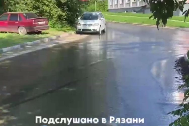 В Рязани улице Чернышевского прорвало канализацию