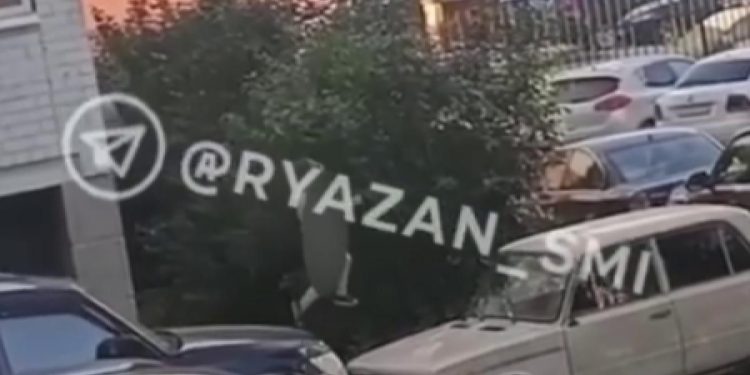 В рязанском Кальном засняли ребенка, прыгающего по крышам припаркованных машин