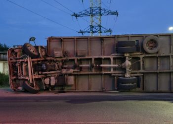 В Сети появилось видео с опрокинувшейся в Рязани фурой