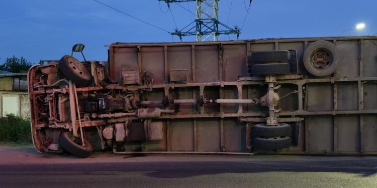 В Сети появилось видео с опрокинувшейся в Рязани фурой