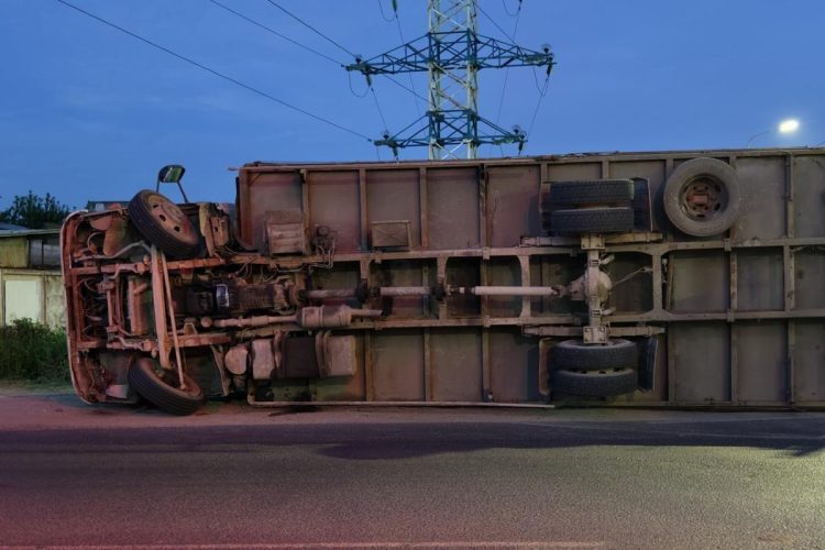 В Сети появилось видео с опрокинувшейся в Рязани фурой