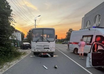 В рязанском Касимове подростки на мотоциклах попали под колеса автобуса, есть пострадавший В рязанском Касимове подростки на мотоциклах попали под колеса автобуса, есть пострадавший